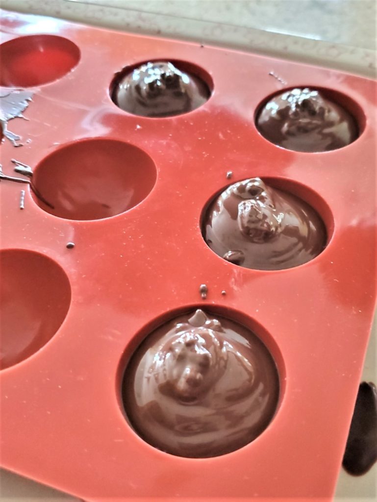melted-chocolate-in-silicone-mold-easy-no-bake-chocolated-dirt-dessert
