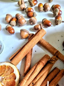 acorns-cinnamon-sticks-acorns-make-dried-orange-wreath-with-slices