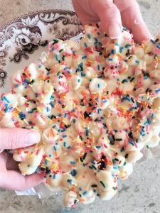 breaking-chocolate-bar-apart-into-clusters