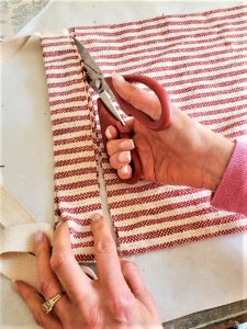 easy-diy-how-to-make-patriotic-flags-cuttting-fabric