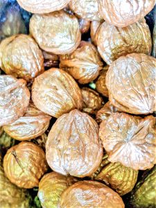 make-dried-orange-wreath-with-slices-gilded-walnuts