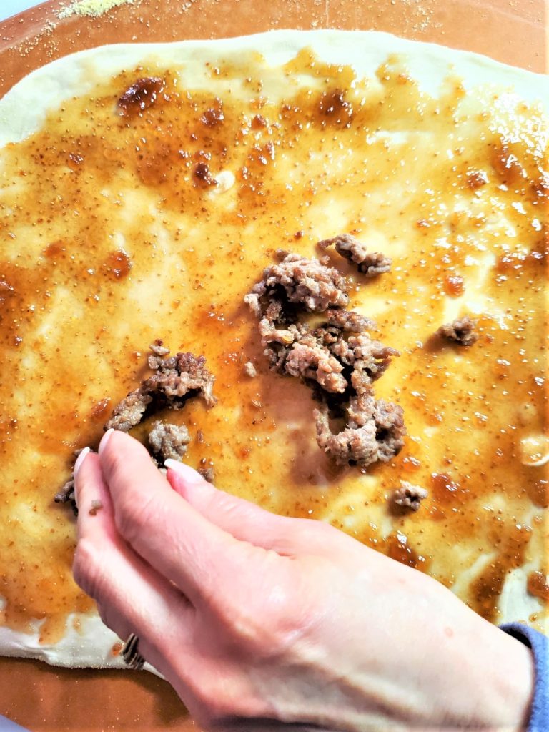 spreading-sausage-fig-jam-pizza-recipe