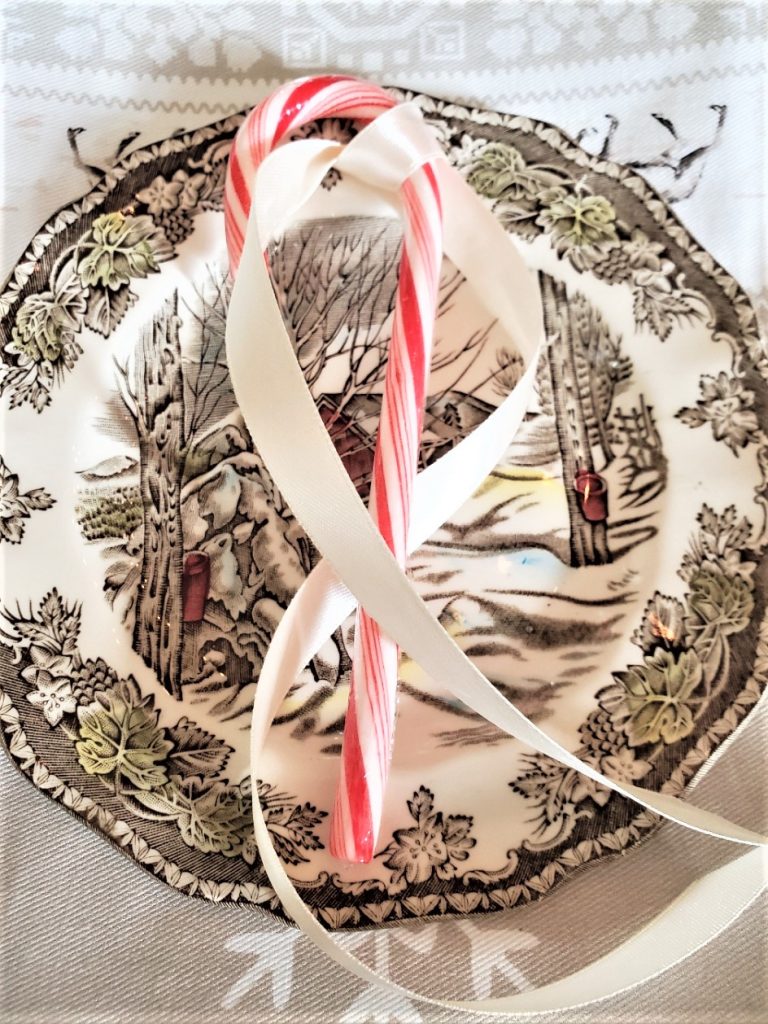 Candy-Cane-12-symbols-of-christmas
