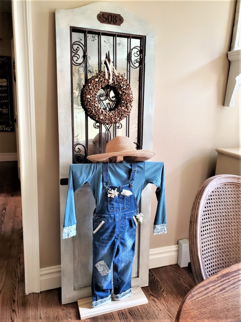 diy-scarecrow-for-fall-inside