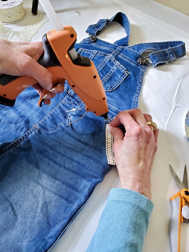 gluing-lace-on-other-pocket-diy-scarecrow-for-fall