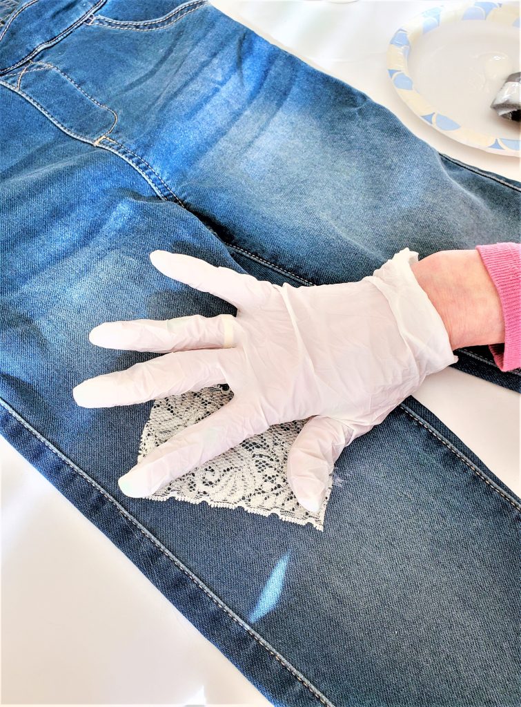 holding-lace-to-set