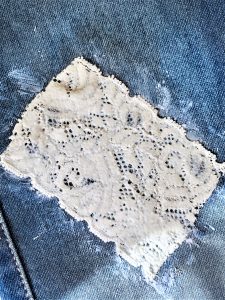 outdoor-mode-podge-lace-patch-diy-scarecrow-for-fall