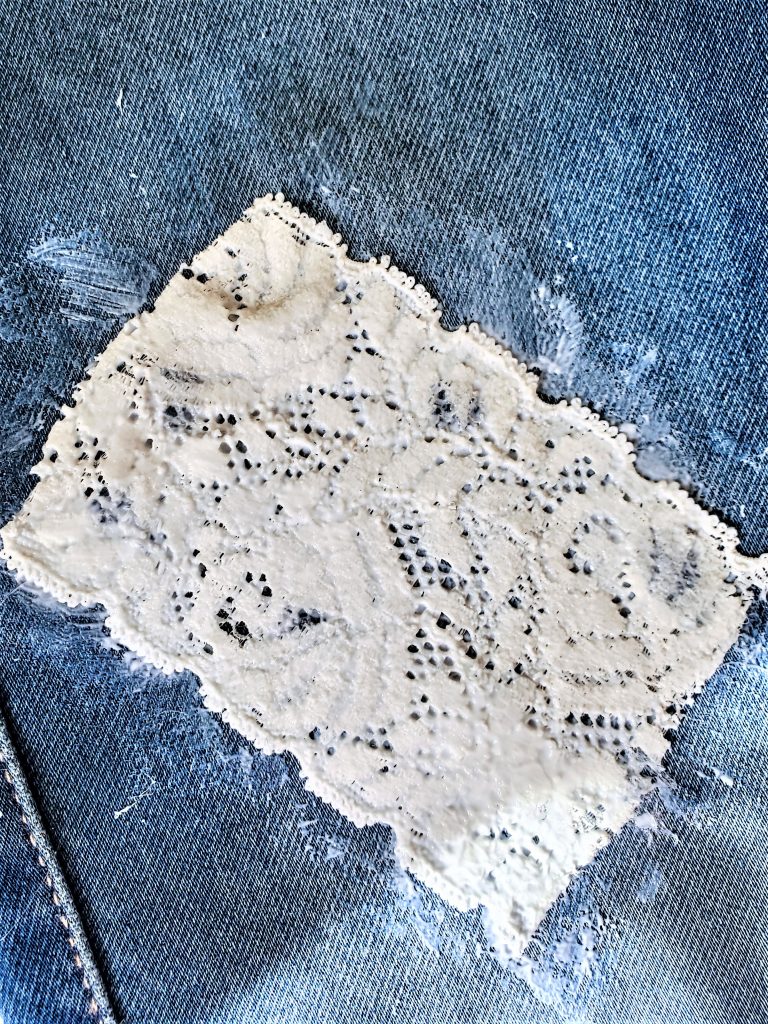 outdoor-mode-podge-lace-patch-diy-scarecrow-for-fall