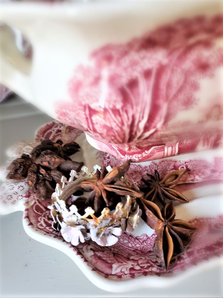 small-crown-closeup-star-anise-old-fashion-christmas