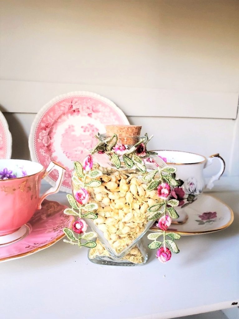 stunning-dried-flower-decor-ideas-to-try-now-dry-chamomile-buds