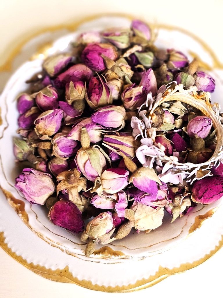 stunning-dried-flower-decor-ideas-to-try-now-rose-buds-in-white-dishes-pink-crown