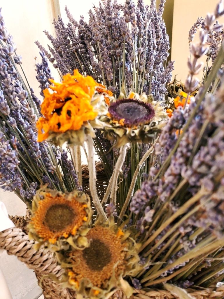 stunning-dried-flower-decor-ideas-to-try-now-sunflowers-and-lavender