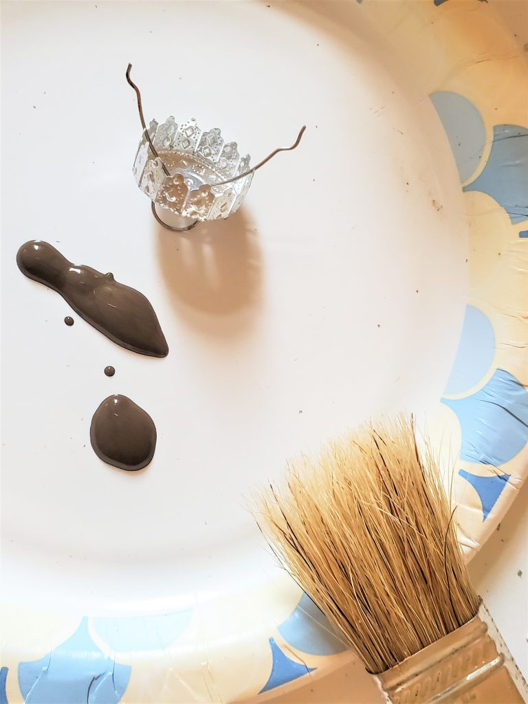 brush-and-raw-umber-easy-decoupage-Christmas-ornaments-DIY