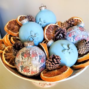 easy-decoupage-Christmas-ornaments-DIY-display