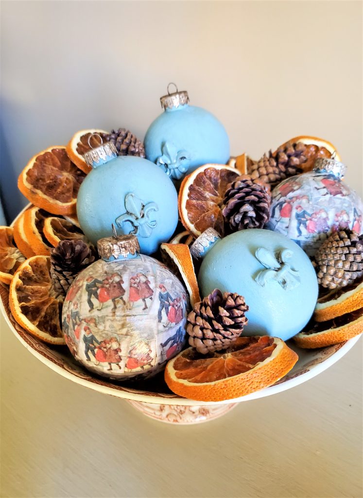 easy-decoupage-Christmas-ornaments-DIY-display