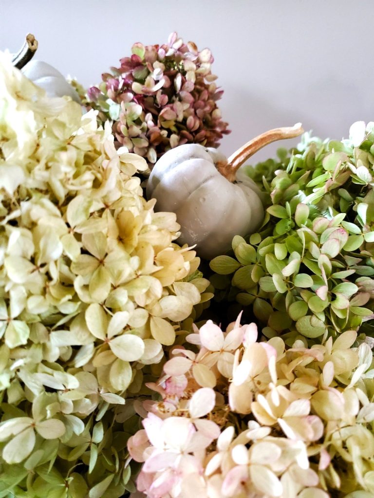 fall-tray-decor-hydrangeas-small-foam-pumpkin