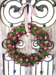 chestnut-wreath-diy-hanging