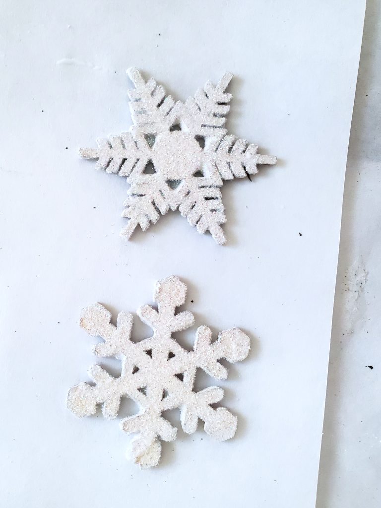 easy-homemade-gifts-snowflakes-with-glitter