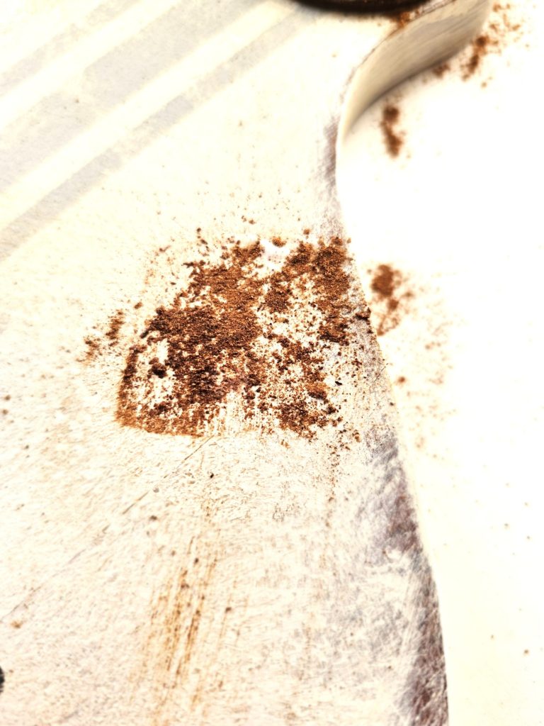 cinnamon-added-to-the-wood-sign-edge