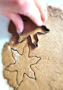 gingerbread-salt-dough-wreath-cutting-with-cookie-cutter