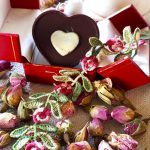 chocolate-valentine-heart-garland-the-perfect-gift-close-up