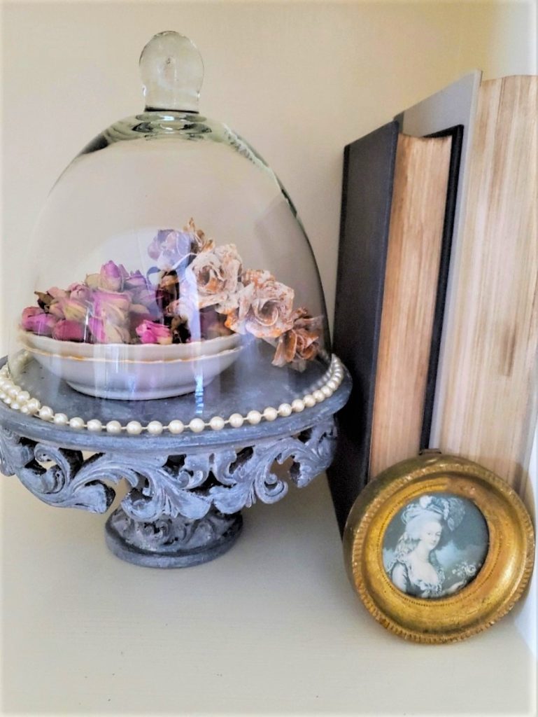 cloche-with-books