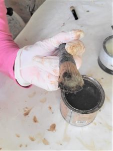 dark-wax-stencil-brush
