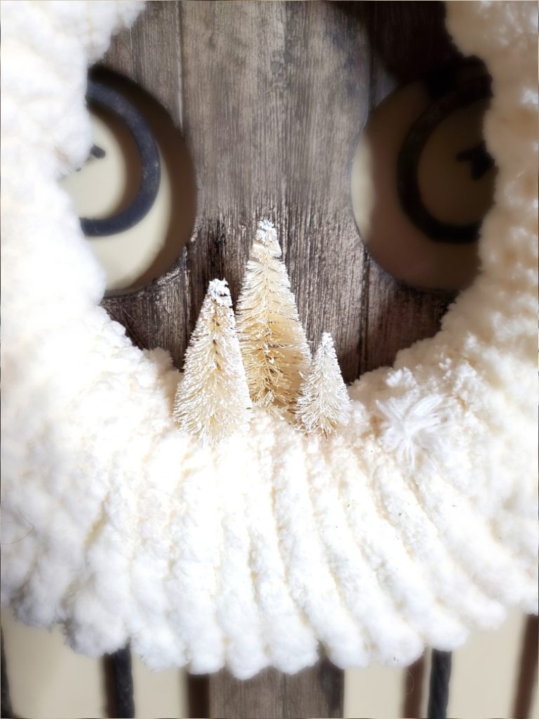 diy-chunky-yarn-wreath-hanging-close-up-view