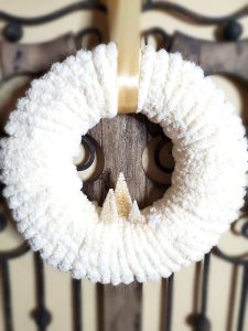diy-chunky-yarn-wreath-hanging-semi-close-up