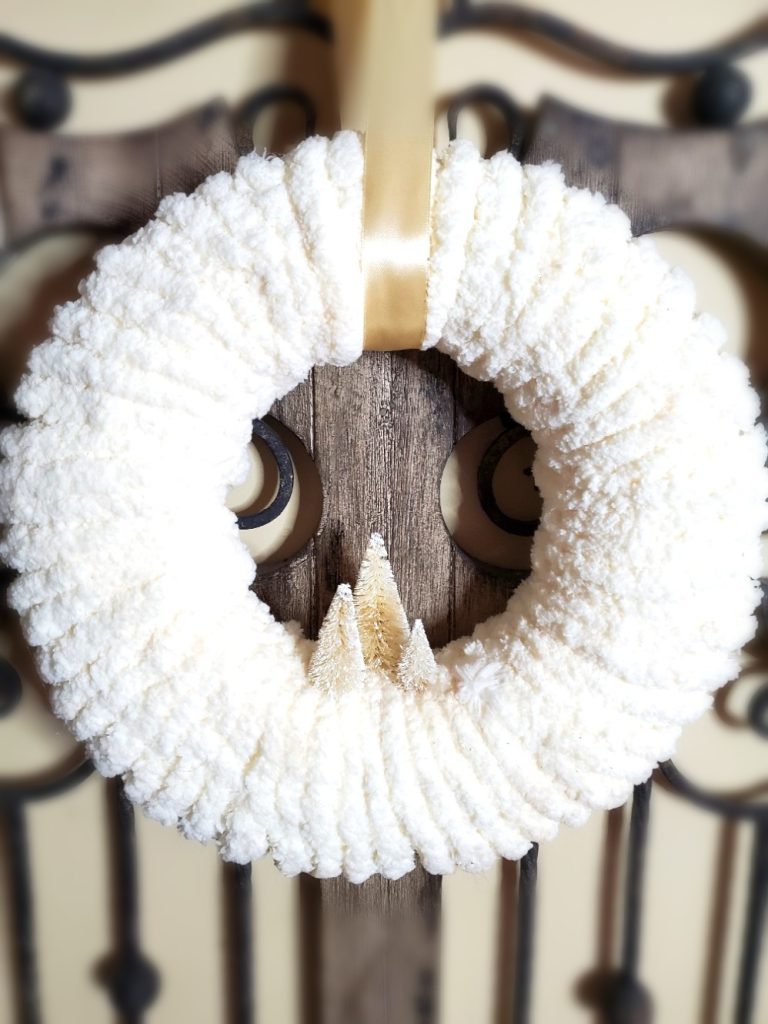 diy-chunky-yarn-wreath-hanging-semi-close-up