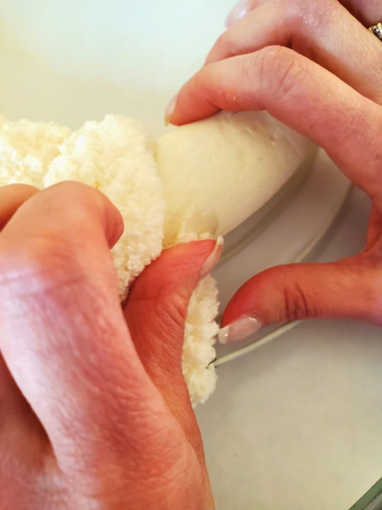 holding-end-of-first-yarn-to-set