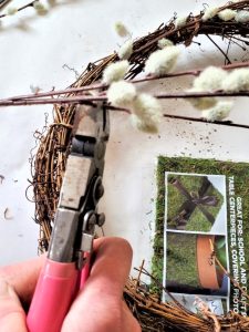 easy-natural-spring-wreath-cutting-stems-with-wire-cutters