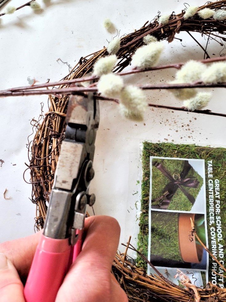 easy-natural-spring-wreath-cutting-stems-with-wire-cutters