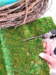 easy-pool-noodle-grapevine-wreath-cutting-moss