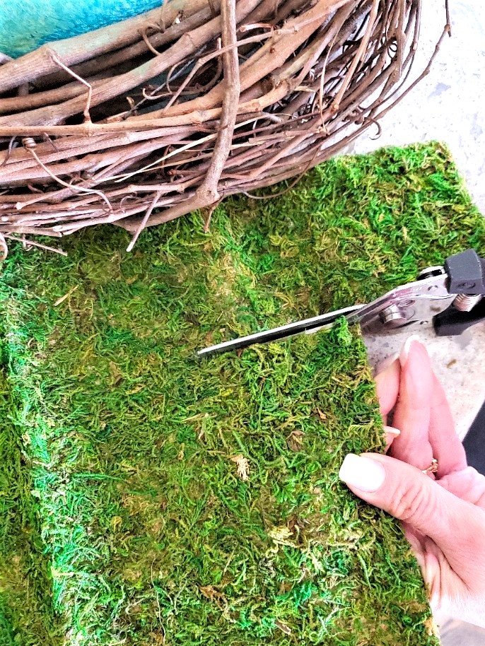 easy-pool-noodle-grapevine-wreath-cutting-moss