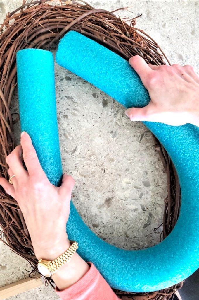 easy-pool-noodle-grapevine-wreath-making-sure-it-fits