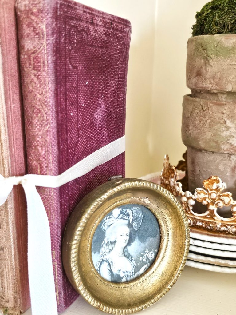 french-farmhouse-home-tour-pink-books