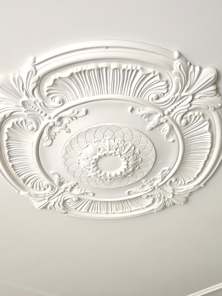 french-farmhouse-spring-home-tour-ceiling-medallion