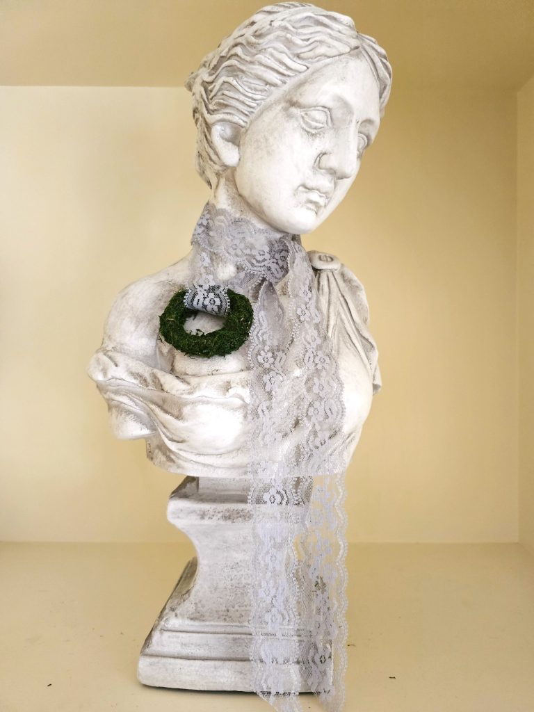 french-farmhouse-spring-home-tour-femal-bust-lace-ribbon-moss-wreath