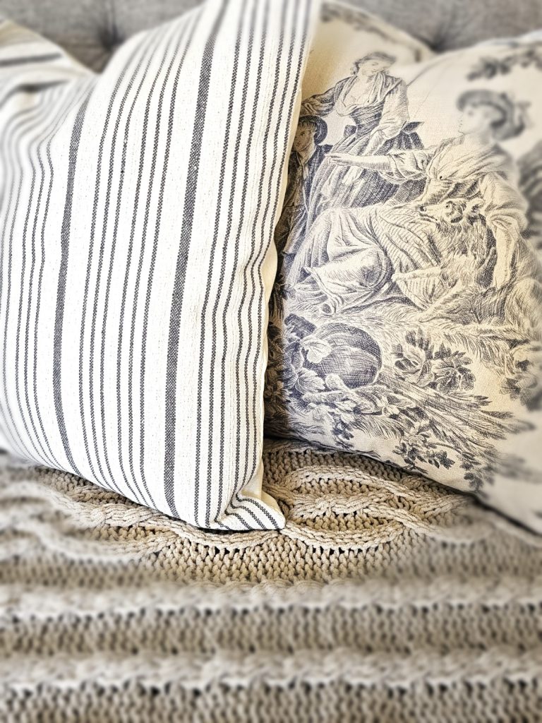 throw-pillows-blanket