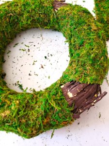 hurry-create-a-natural-diy- moss-wreath-in-minutes-empty-spaces