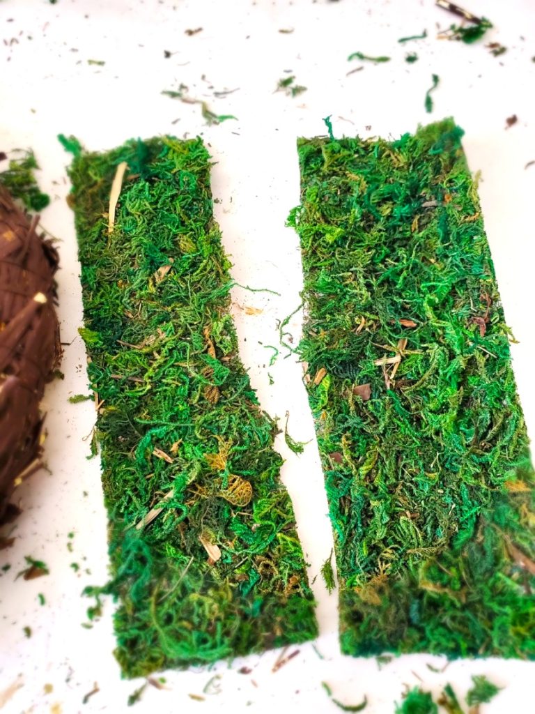 hurry-create-a-natural-diy- moss-wreath-in-minutes-moss-cut-into-strips