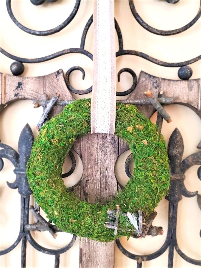 hurry-create-a-natural-diy- moss-wreath-in-minutes-wreath-hanging-with-burlap-ribbon-featured-image