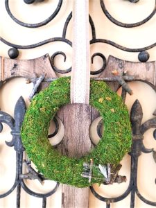 hurry-create-a-natural-diy- moss-wreath-in-minutes-wreath-hanging-with-burlap-ribbon