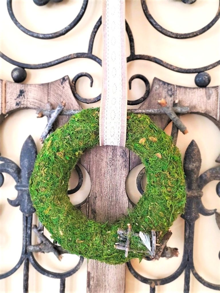 hurry-create-a-natural-diy- moss-wreath-in-minutes-wreath-hanging-with-burlap-ribbon