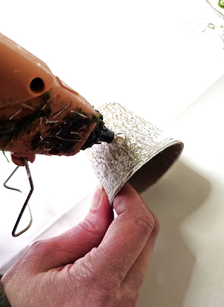 adding-glue-to-white-pot
