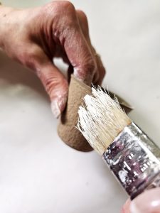 diy-peat-pot-wreath-idea-to-make-dry-brushing-white-paint