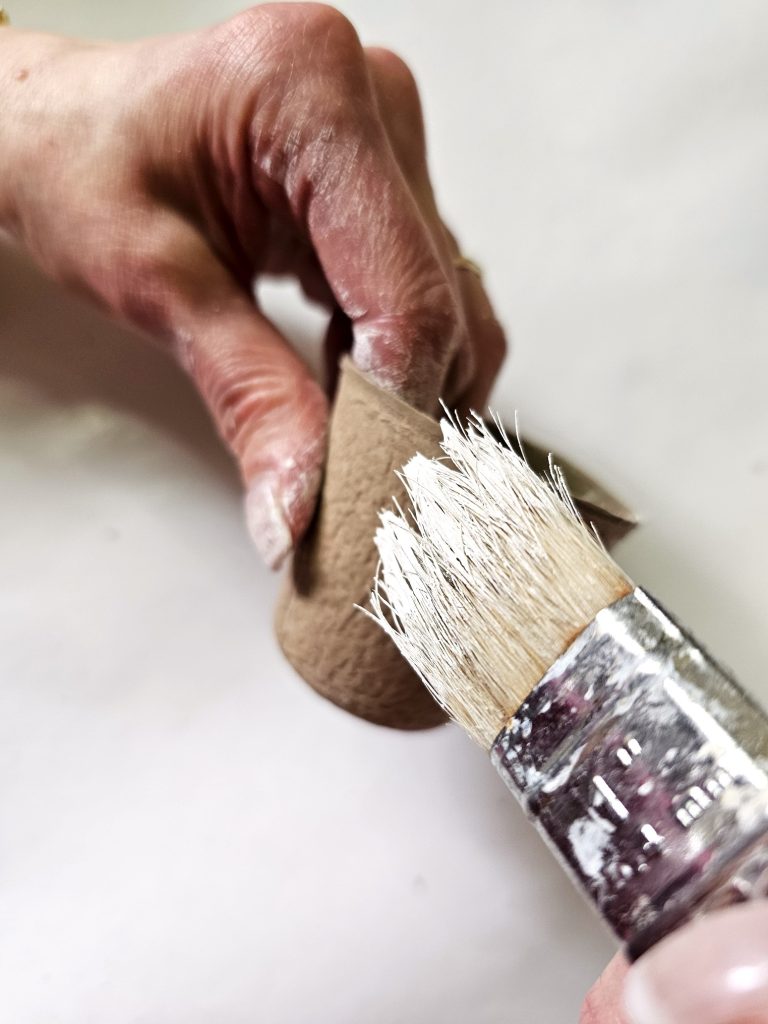 diy-peat-pot-wreath-idea-to-make-dry-brushing-white-paint