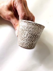 diy-peat-pot-wreath-idea-to-make-white-pot-dry-brushed