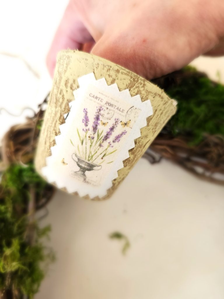holding-pot-on-wreath-to-set